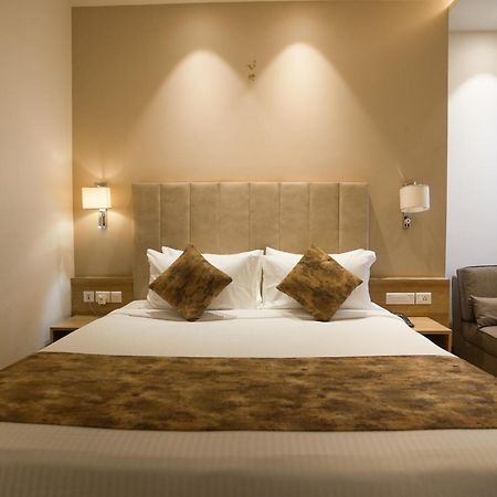 Celebrant Hotel Варанаси Экстерьер фото