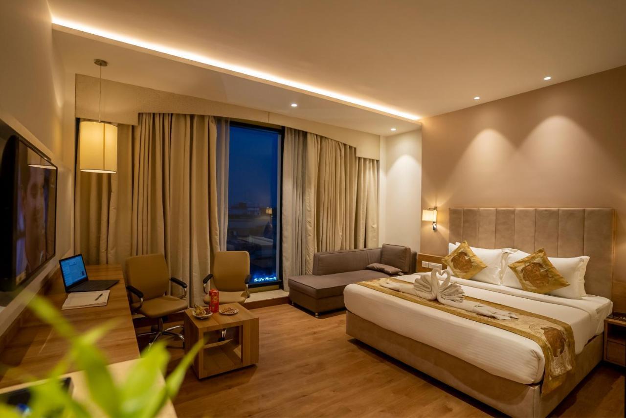 Celebrant Hotel Варанаси Экстерьер фото