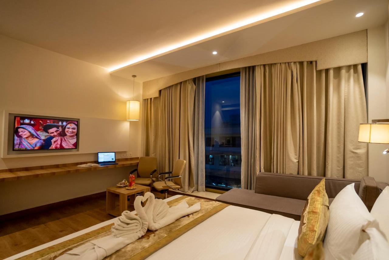 Celebrant Hotel Варанаси Экстерьер фото