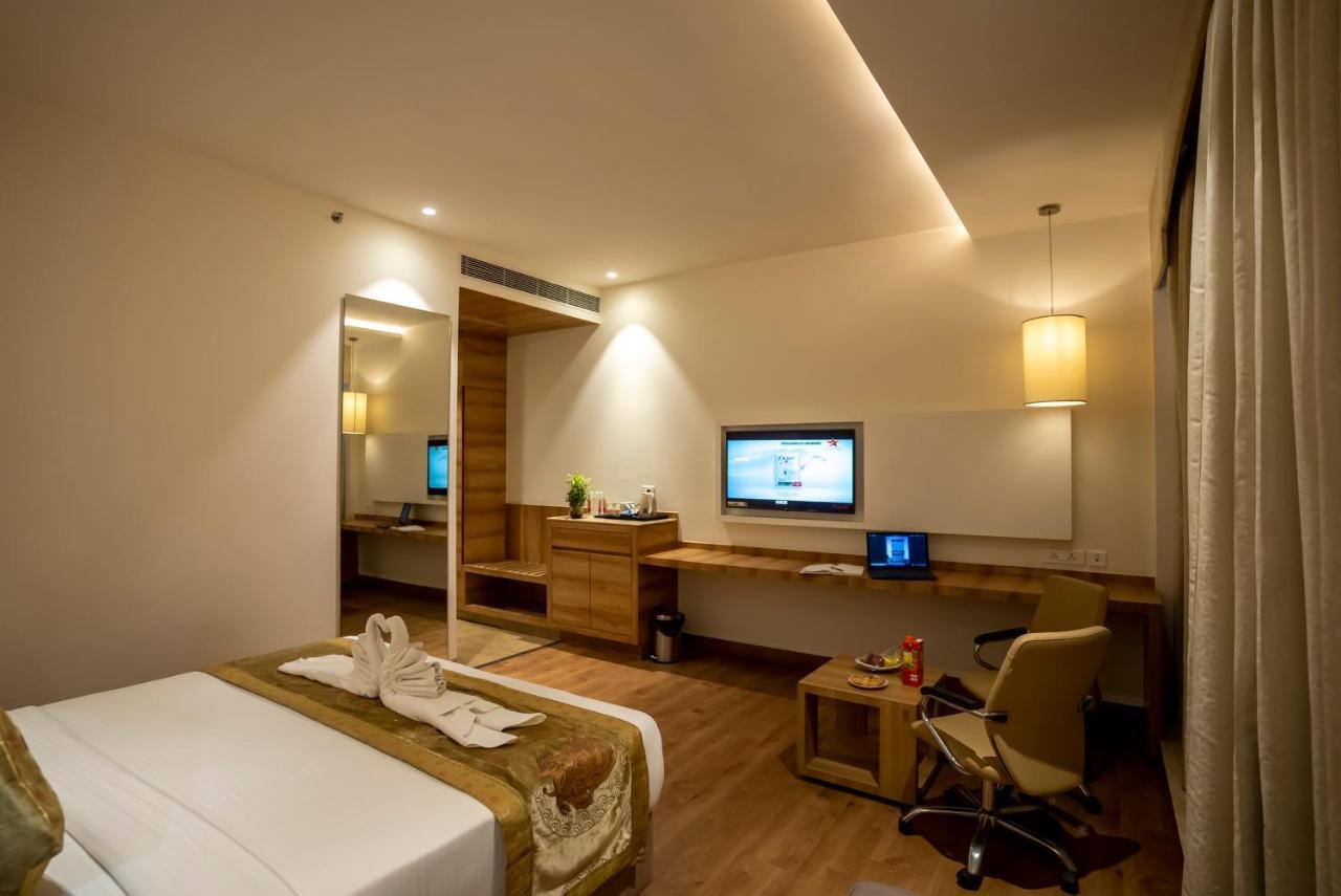 Celebrant Hotel Варанаси Экстерьер фото