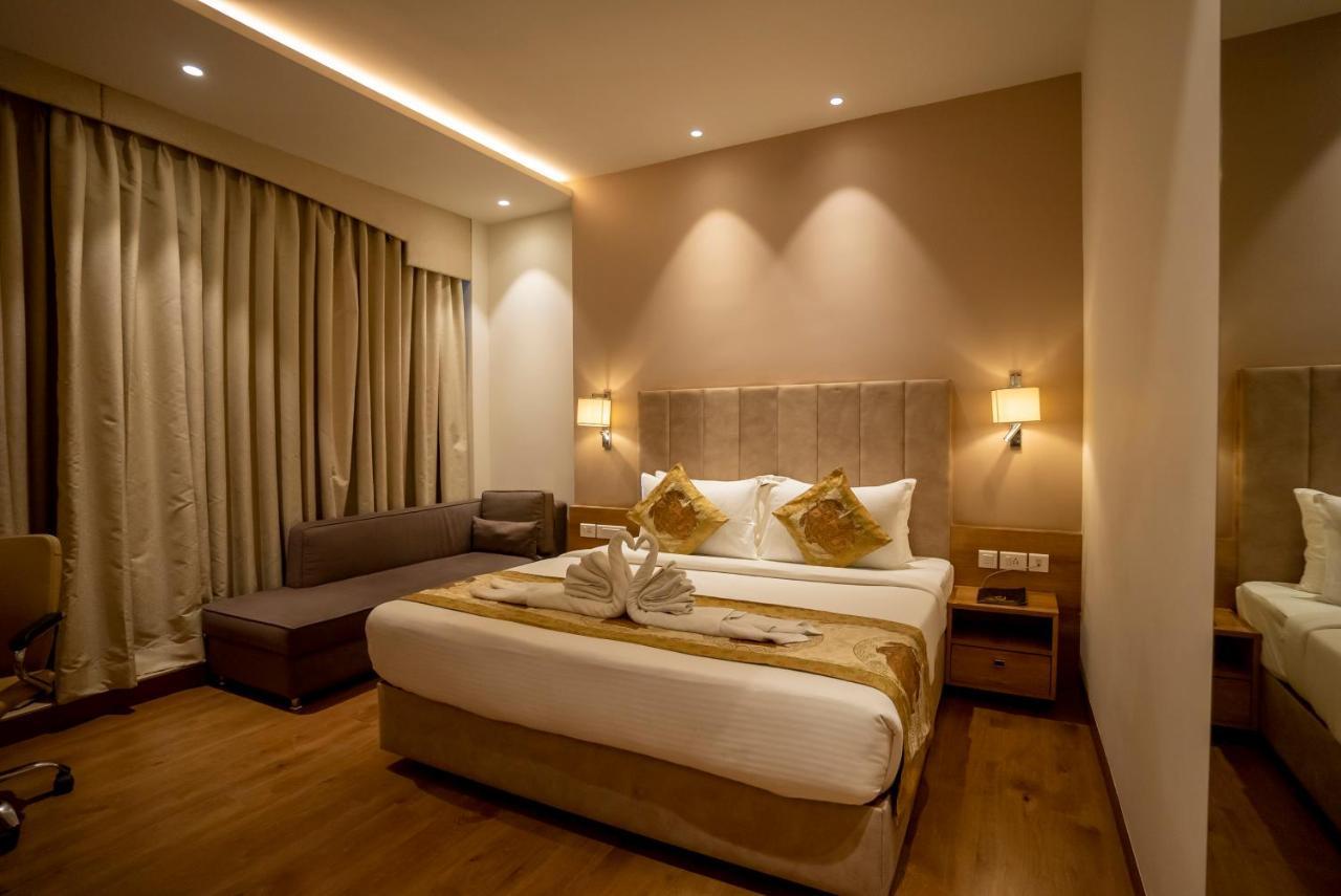 Celebrant Hotel Варанаси Экстерьер фото