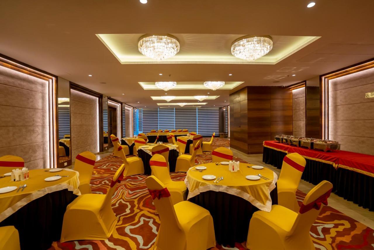 Celebrant Hotel Варанаси Экстерьер фото