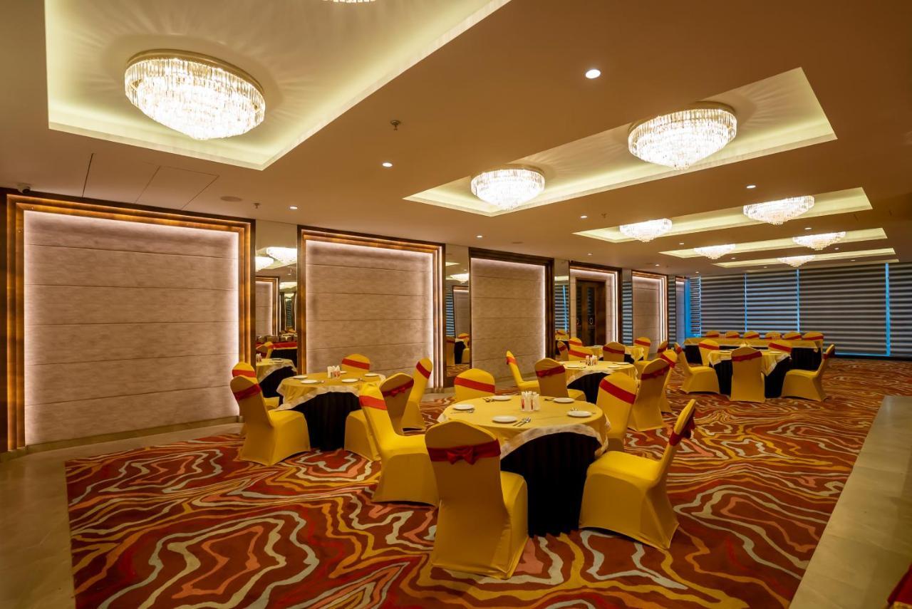 Celebrant Hotel Варанаси Экстерьер фото