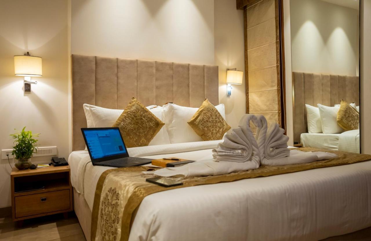 Celebrant Hotel Варанаси Экстерьер фото