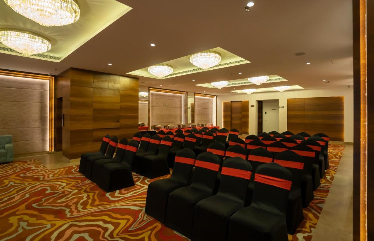 Celebrant Hotel Варанаси Экстерьер фото