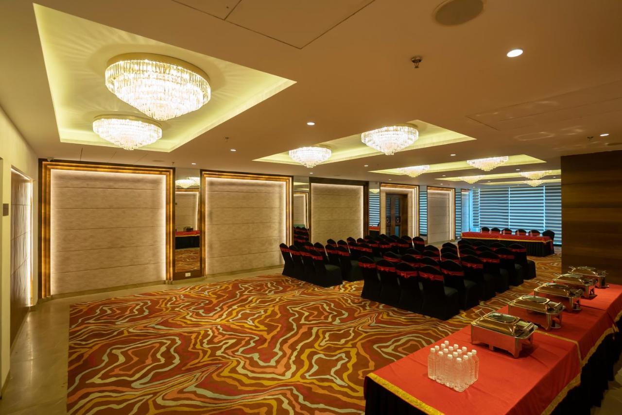 Celebrant Hotel Варанаси Экстерьер фото