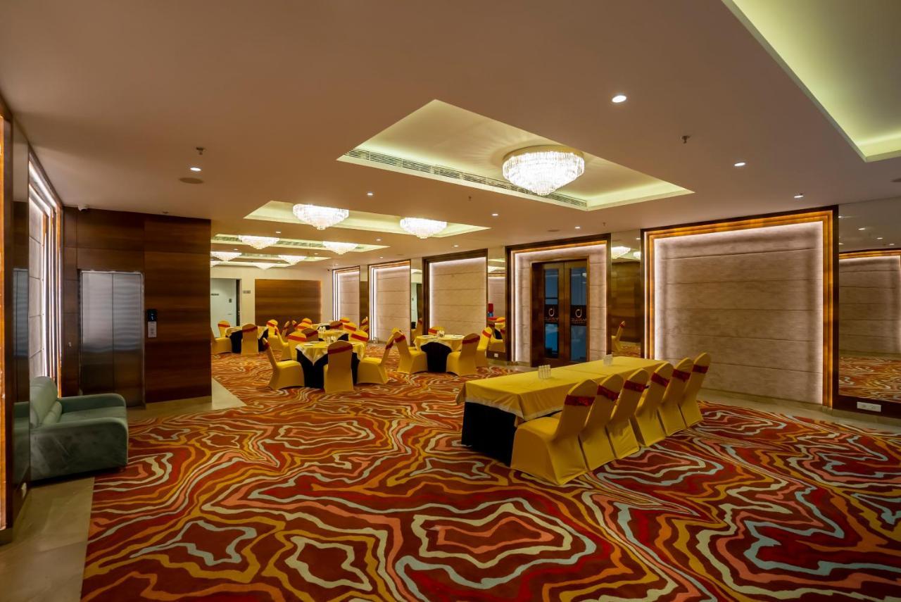 Celebrant Hotel Варанаси Экстерьер фото
