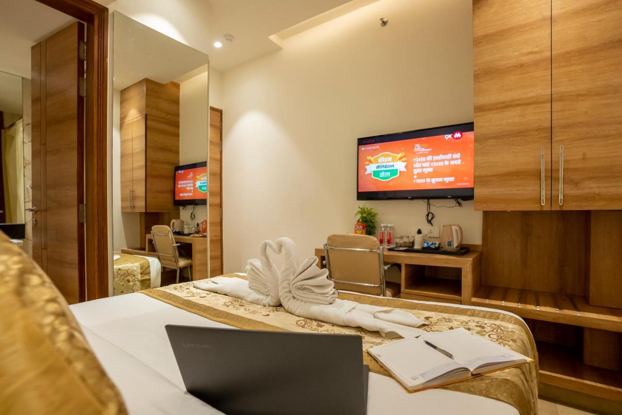 Celebrant Hotel Варанаси Экстерьер фото