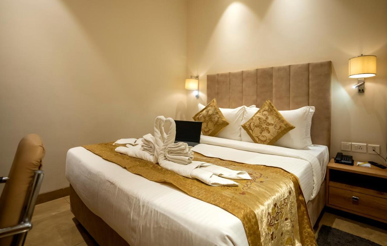Celebrant Hotel Варанаси Экстерьер фото
