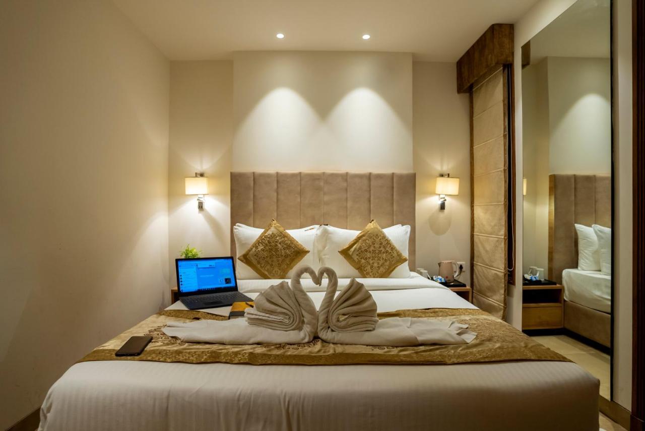 Celebrant Hotel Варанаси Экстерьер фото