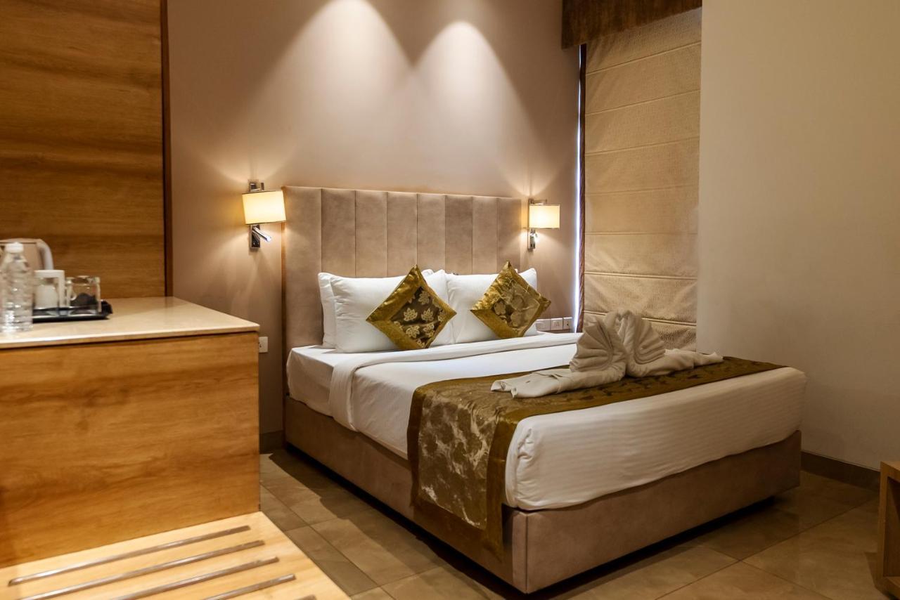 Celebrant Hotel Варанаси Экстерьер фото
