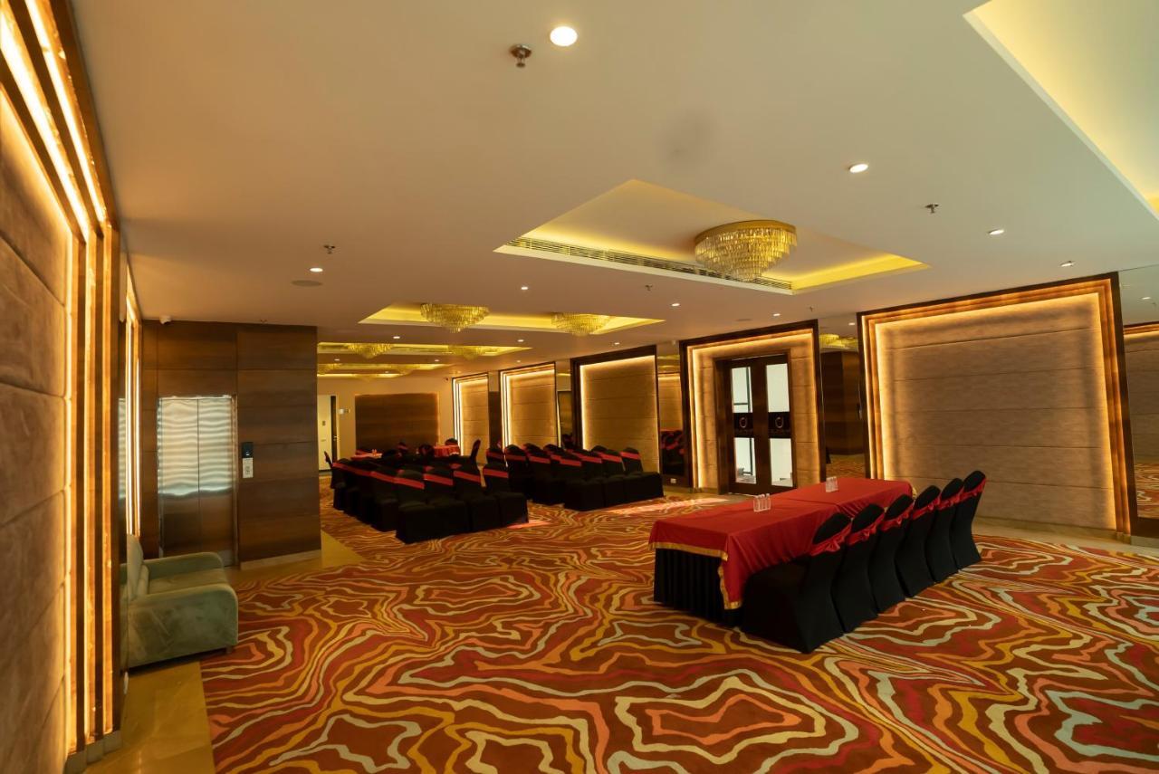 Celebrant Hotel Варанаси Экстерьер фото
