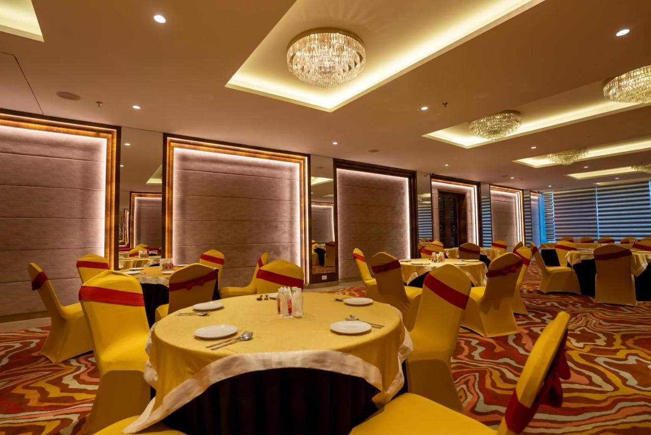 Celebrant Hotel Варанаси Экстерьер фото