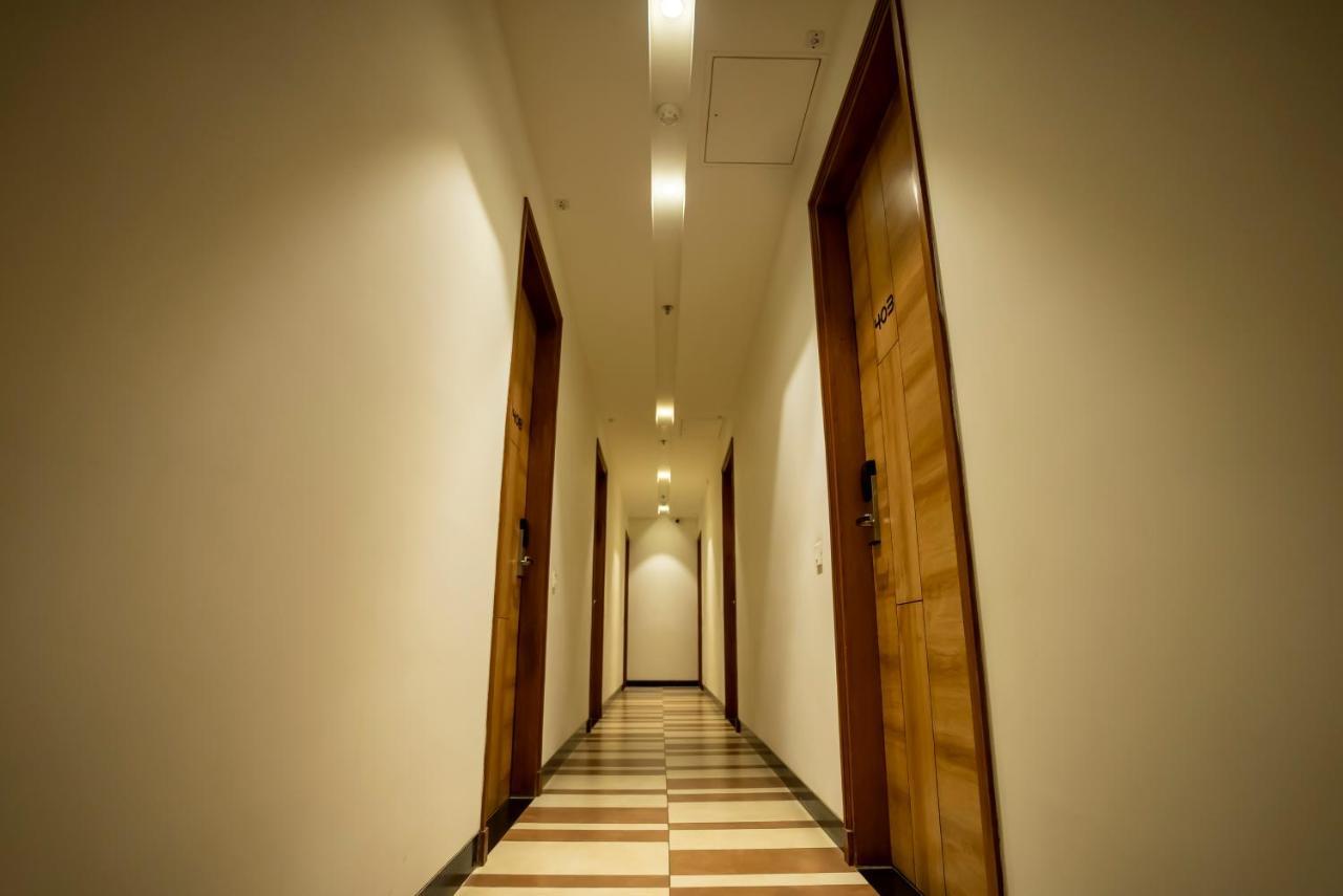 Celebrant Hotel Варанаси Экстерьер фото