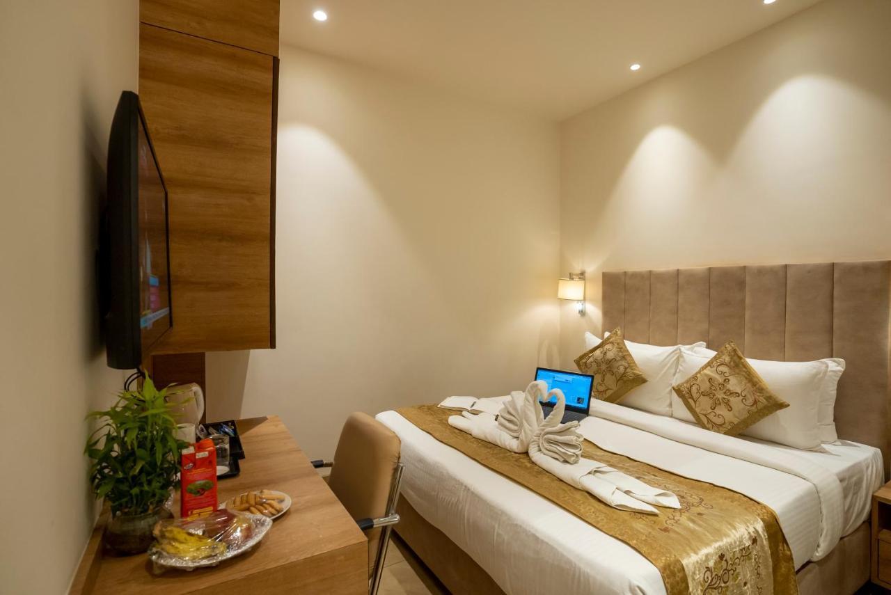 Celebrant Hotel Варанаси Экстерьер фото