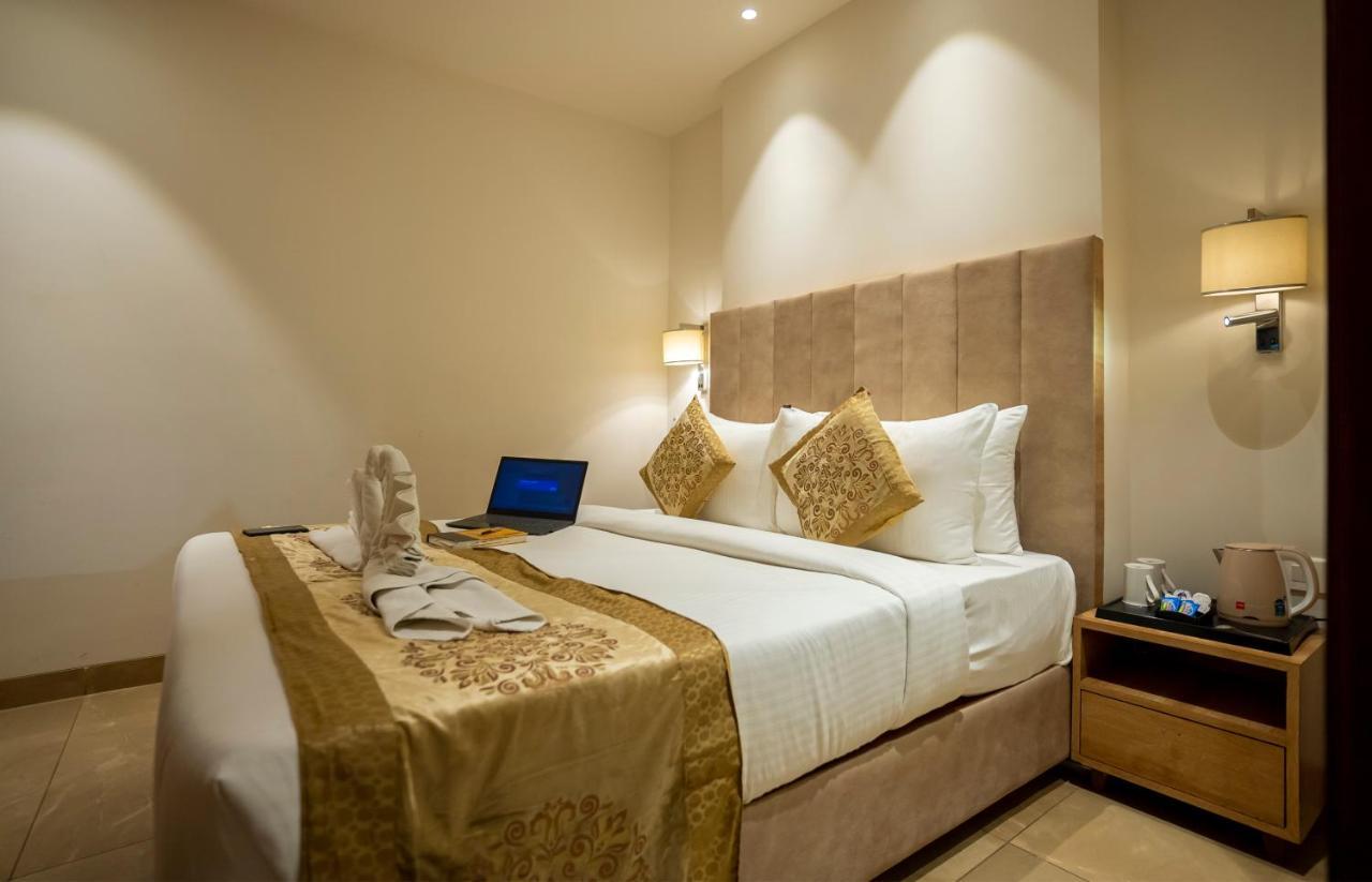 Celebrant Hotel Варанаси Экстерьер фото