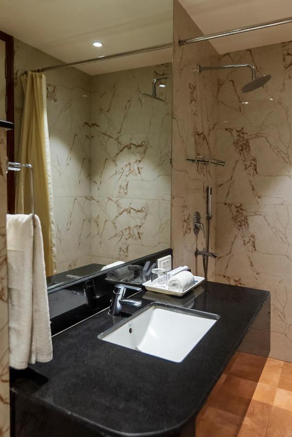 Celebrant Hotel Варанаси Экстерьер фото