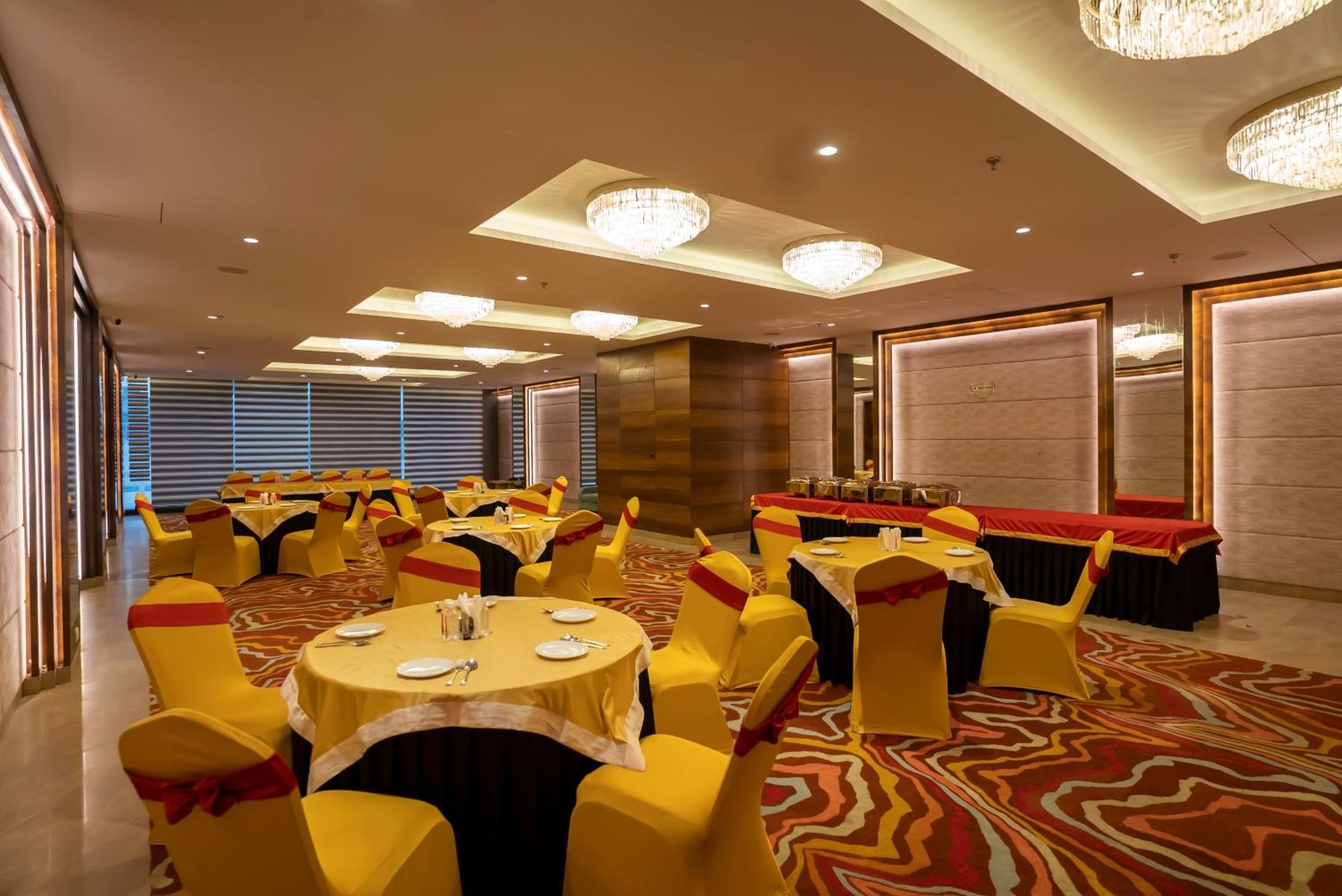 Celebrant Hotel Варанаси Экстерьер фото