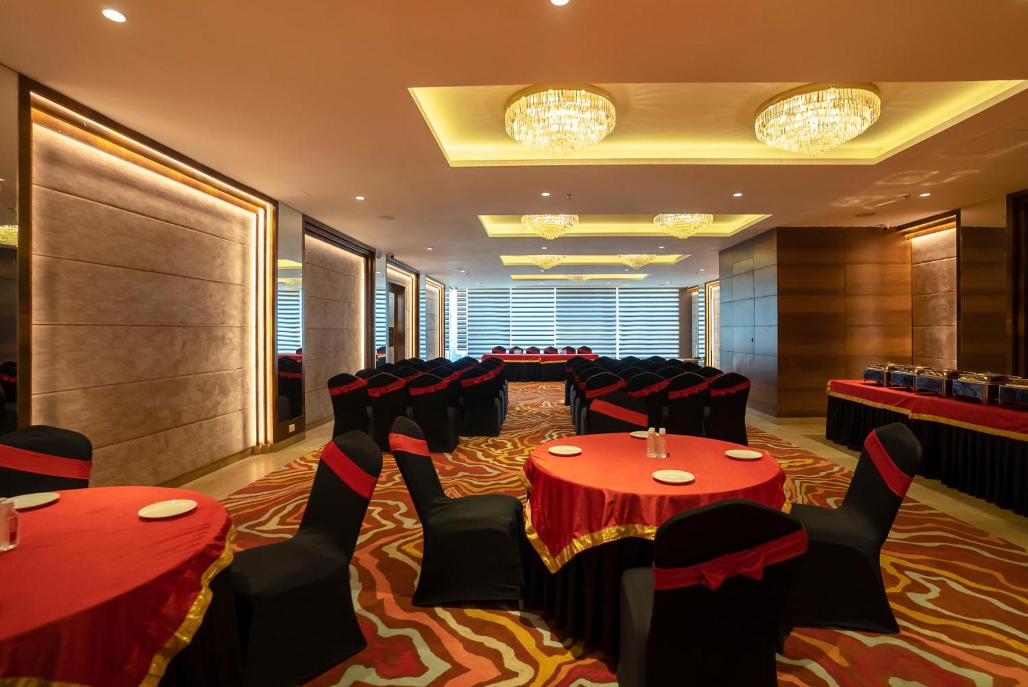 Celebrant Hotel Варанаси Экстерьер фото