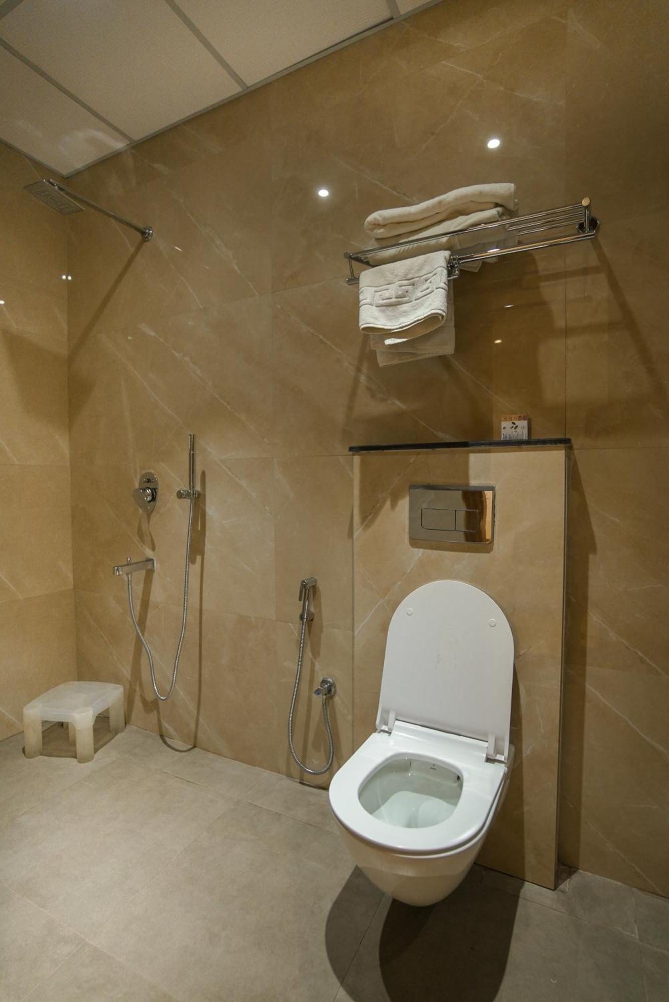 Celebrant Hotel Варанаси Экстерьер фото