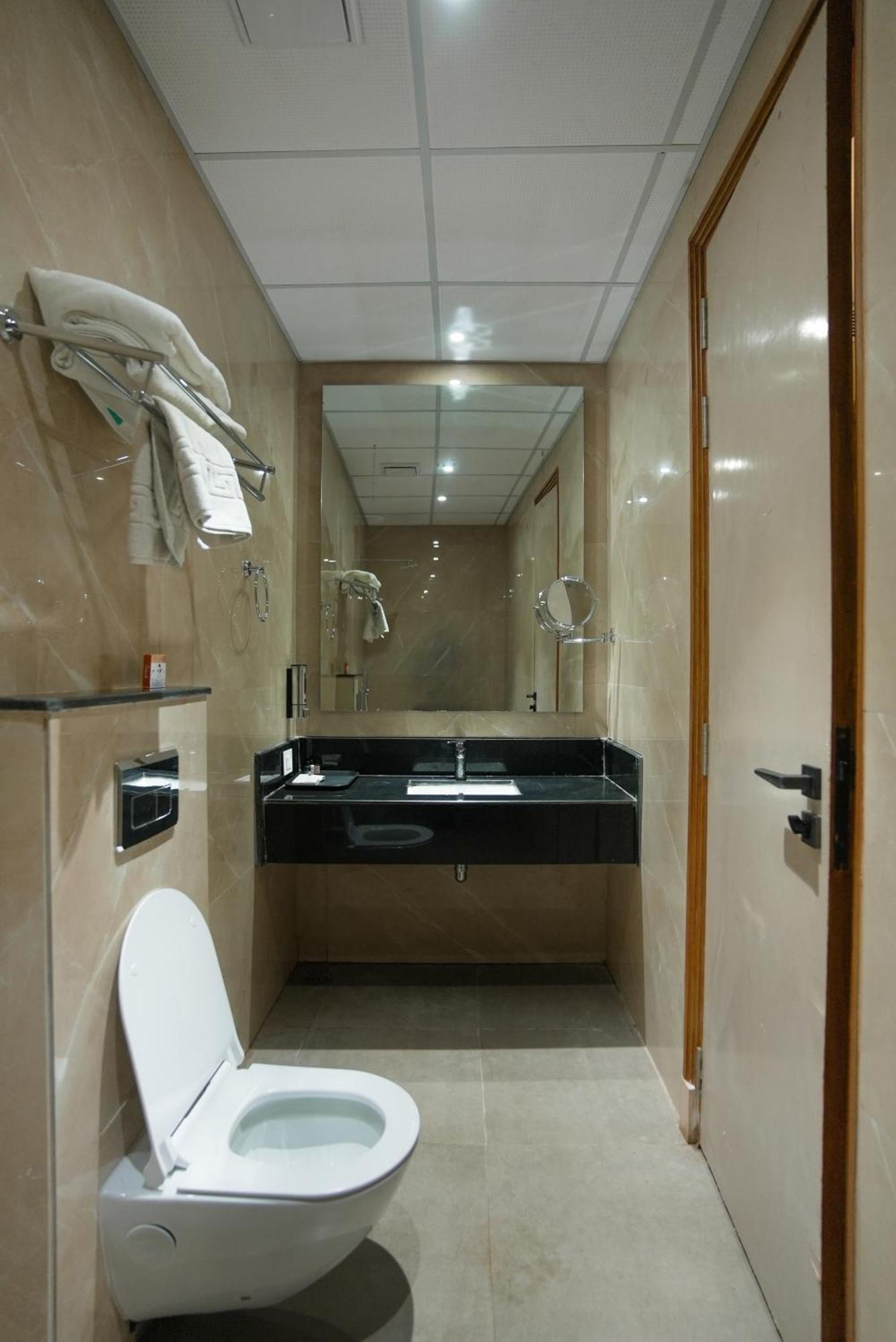 Celebrant Hotel Варанаси Экстерьер фото