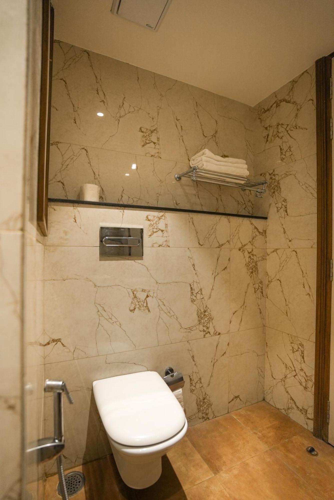 Celebrant Hotel Варанаси Экстерьер фото