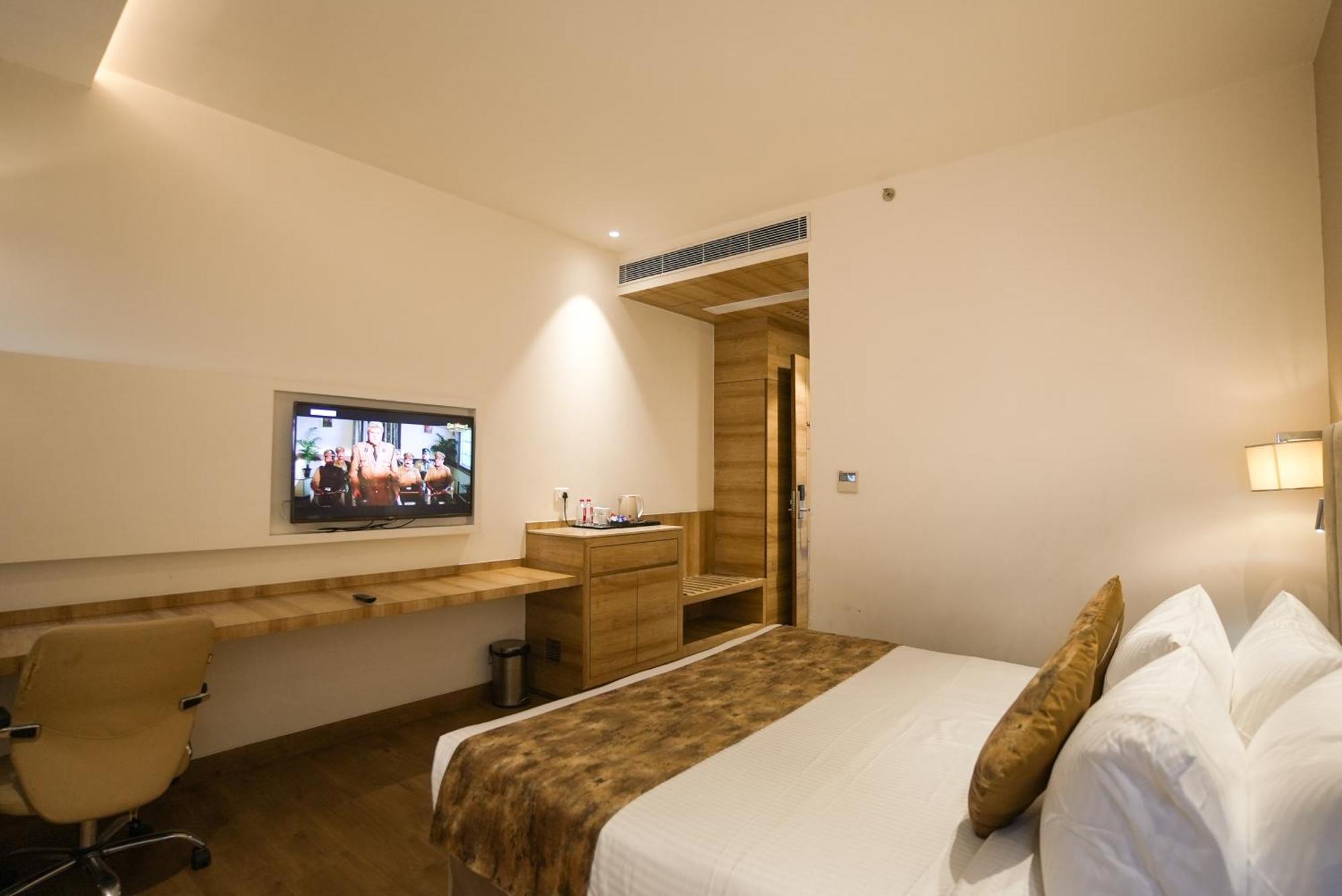 Celebrant Hotel Варанаси Экстерьер фото