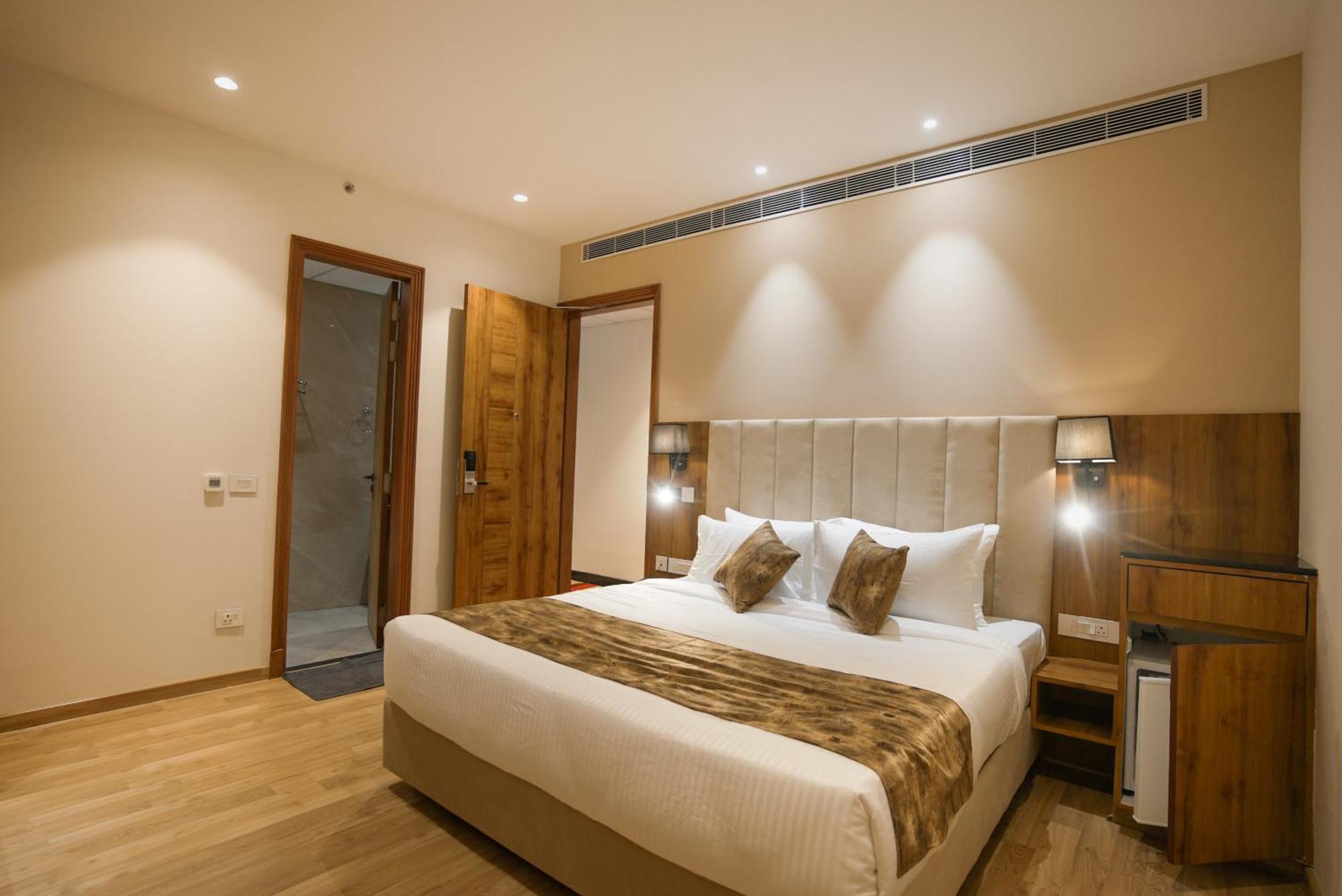 Celebrant Hotel Варанаси Экстерьер фото