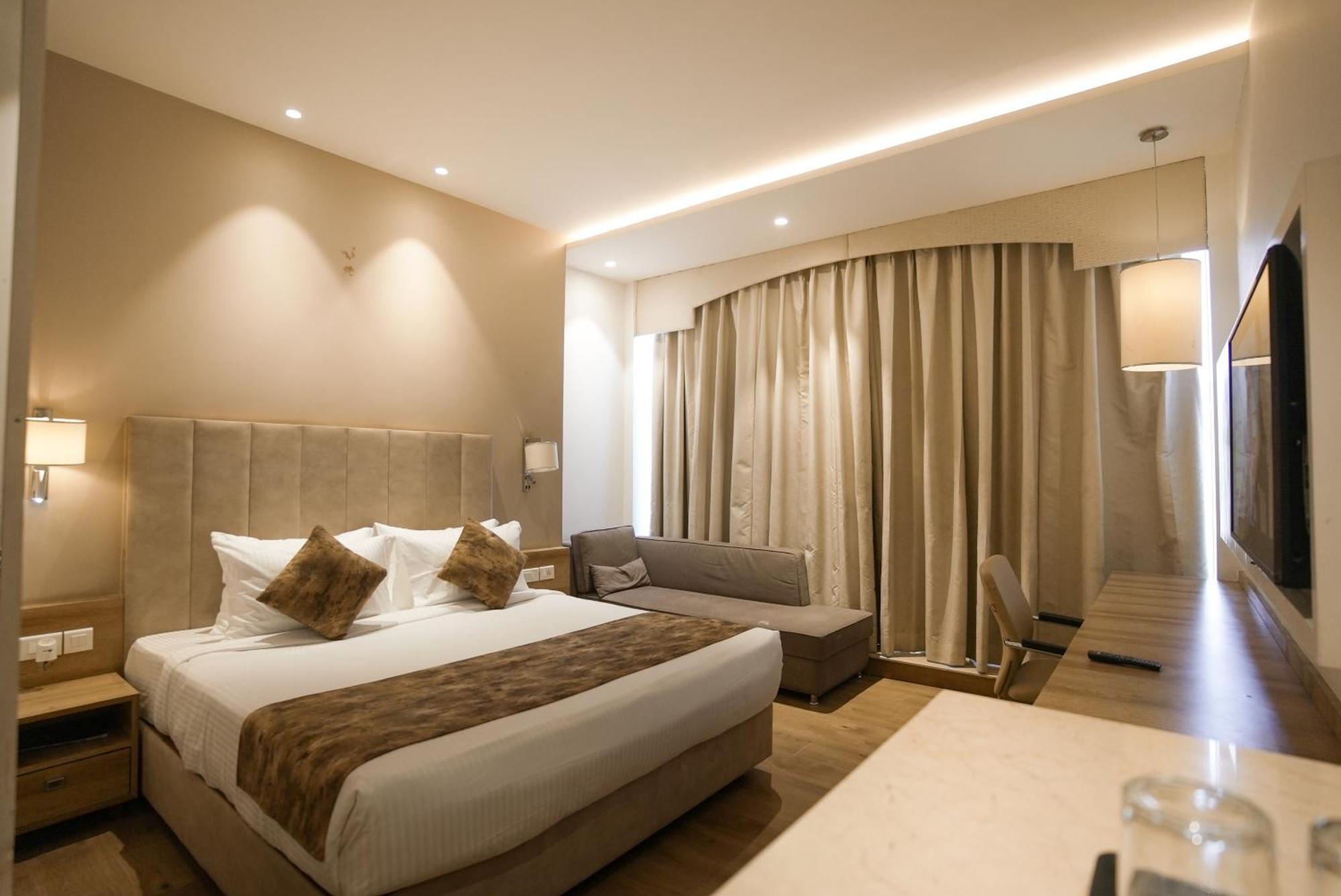 Celebrant Hotel Варанаси Экстерьер фото
