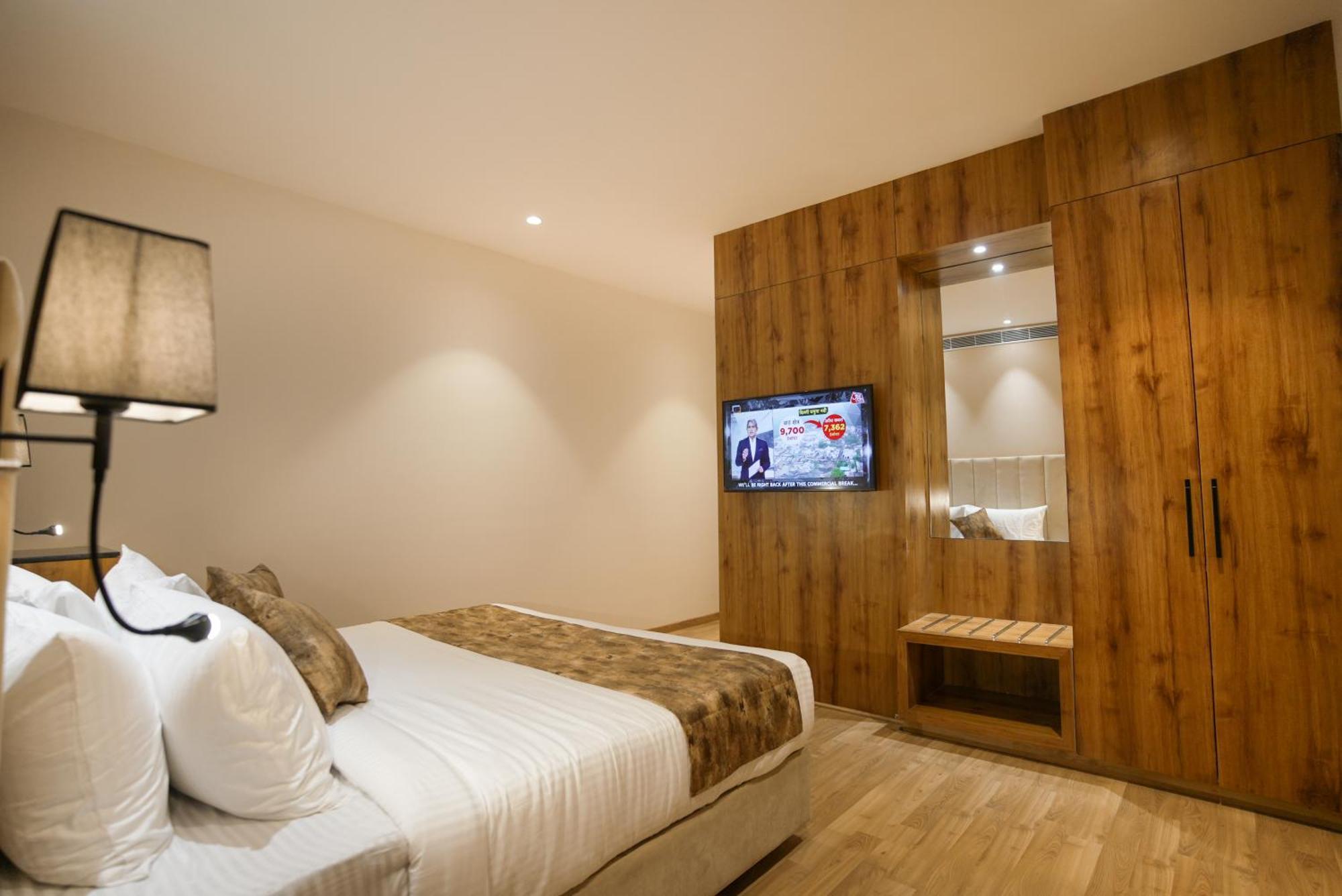 Celebrant Hotel Варанаси Экстерьер фото