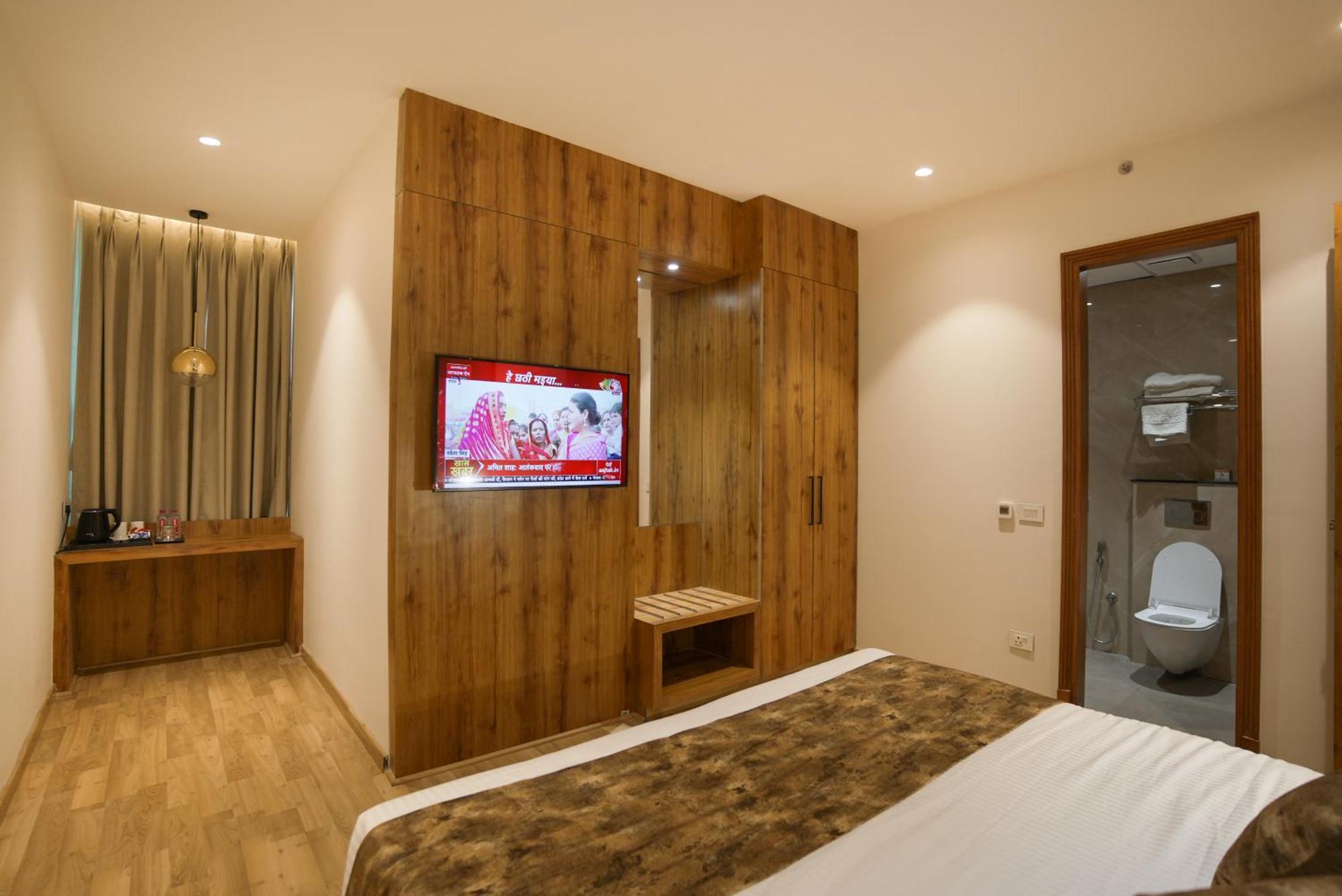 Celebrant Hotel Варанаси Экстерьер фото